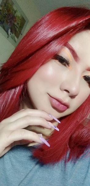 Niña cariñosa complaciente juguetona extrovertida y bien caliente en la cama